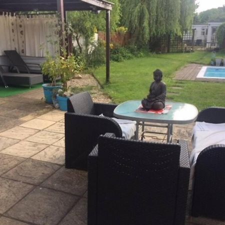 Modern Bungalow With Private Swimming Pool Maidenhead Dış mekan fotoğraf