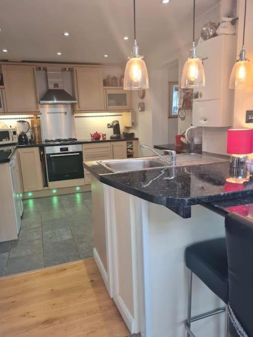 Modern Bungalow With Private Swimming Pool Maidenhead Dış mekan fotoğraf