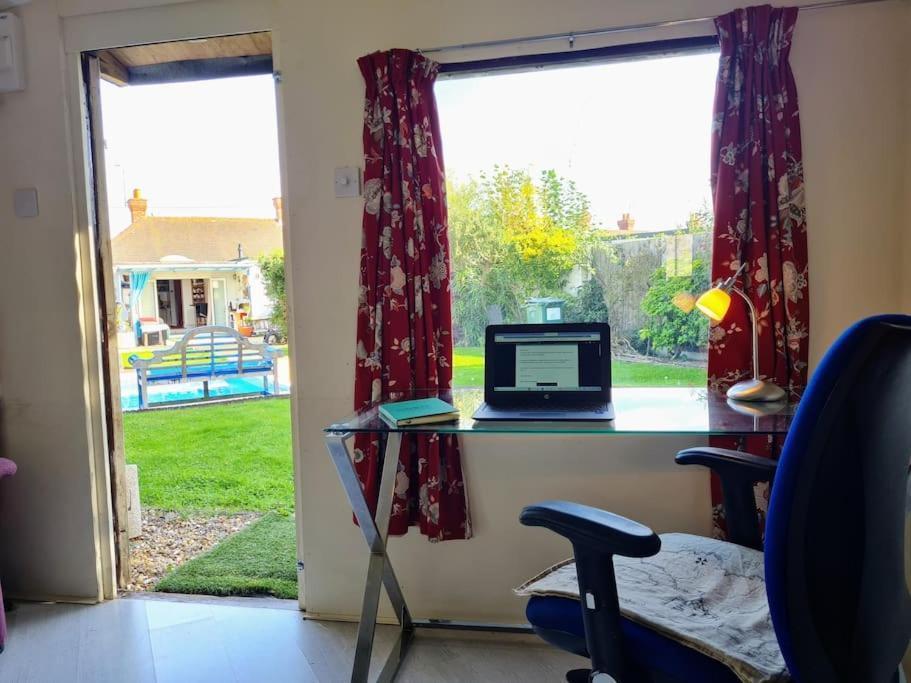 Modern Bungalow With Private Swimming Pool Maidenhead Dış mekan fotoğraf